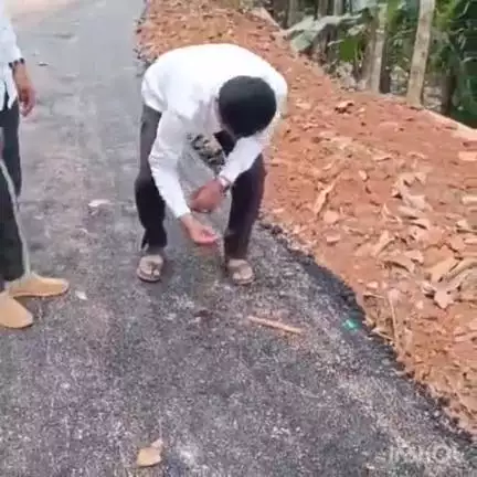 ಸಿದ್ಧಾಪುರ: ದಿಗೋಡಿ ಸಮೀಪ ರಸ್ತೆ ಕಾಮಗಾರಿ ಕಳಪೆಯಾಗಿದ್ದನ್ನು ಸ್ವತಃ ಪರಿಶೀಲನೆ ನಡೆಸಿದ ಶಾಸಕ ಭೀಮಣ್ಣ
