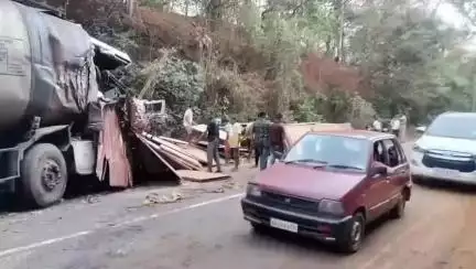ಅಂಕೋಲ: ಸುಂಕಸಾಳ ಹತ್ತಿರ ಡಾಂಬರ್ ತುಂಬಿದ ಟ್ಯಾಂಕರ್‌ ಹಾಗೂ ಪ್ಲೈವುಡ್ ತುಂಬಿದ ಲಾರಿ ನಡುವೆ ಮುಖಾಮುಖಿ ಡಿಕ್ಕಿ, ಮೂವರಿಗೆ ಗಾಯ