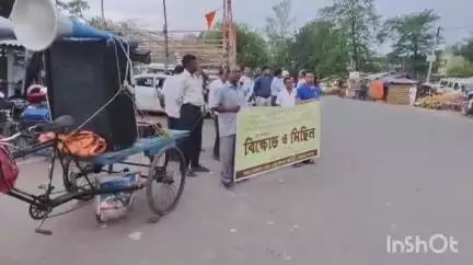 ইন্দপুর: অল বেঙ্গল সেভ এডুকেশন কমিটির খাতড়া শাখার তরফে শিক্ষকদের ওপর পুলিশি অত্যাচারের অভিযোগে পথসভা ও বিক্ষোভ মিছিল হল খাতড়ায়