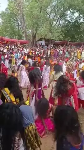 चक्रधरपुर के पुरानीबस्ती संजय नदी किनारे स्थित मां पाउड़ी मंदिर में देवी मां लगने पर झुमते भक्ता
#jharkhand #चक्रधरपुर