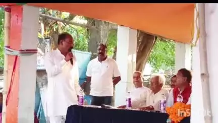 शहीद चौक स्थित अ.सू.जाती जनजाति कार्या. में डॉ.भीमराव आंबेडकर जी के 135 वीं जयंती पर छात्र छात्राओं को किया गया सम्मानित