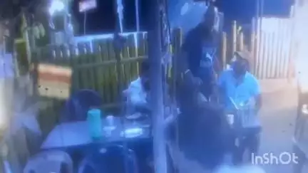 നെയ്യാറ്റിൻക്കര: ചിക്കൻകറിക്ക് ചൂടില്ലെന്നാരോപിച്ച് കയ്യാങ്കളി, അമവിളയിൽ ഹോട്ടലുടമയെ സോഡാക്കുപ്പികൊണ്ട് ആടിച്ചു, CCTV ദൃശ്യം
