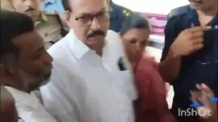 പറവൂർ: ആശുപത്രി ഉണ്ടായിട്ടും ദുരിതമൊഴിയാതെ ഏലൂർ ഇ എസ് ഐ ആശുപത്രിയിലെ രോഗികൾ
