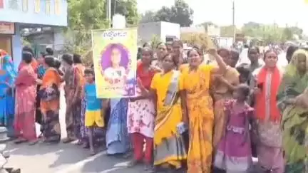 నిడమానూరు: బొక్కమంతలపాడు గ్రామంలో ఇంకా కొనసాగుతున్న ఉద్రిక్తత, యువతి మృతికి కారణమైన వ్యక్తిని అరెస్టు చేయాలని డిమాండ్