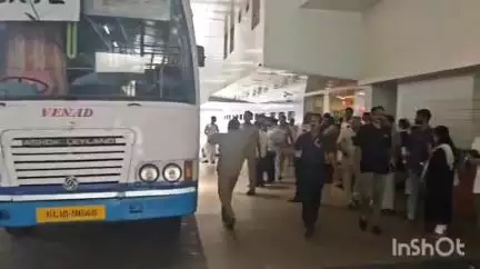 കോതമംഗലം: നേര്യമംഗലം മണിയൻപാറയിൽ കെ.എസ്.ആർ.ടി.സി ബസ് താഴ്ചയിലേക്ക് മറിഞ്ഞ് 14 വയസുകാരി മരിച്ചു, നിരവധി പേർക്ക് പരിക്ക്