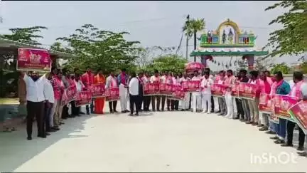 వేలేరు: పీచర,శాలపల్లి,మద్దెలగూడెం,గ్రామలలో బిఆర్ఎస్ఆధ్వర్యంలో క్లస్టర్ ఇంచార్జీలుఈ నెల27నసభపోస్టర్నుఆవిష్కరించారుమాజీఎమ్మెల్యే