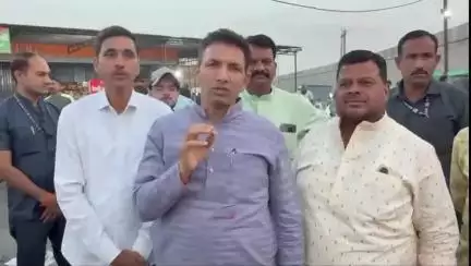 #उज्जैन #MP
प्रदेश कांग्रेस अध्यक्ष जीतू पटवारी ने गाड़ी रोक शराब की दुकान के बाहर खड़े हो कर  live वीडियो बना सड़क पर ख