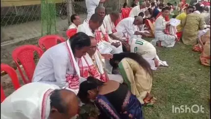 পশ্চিম চতিয়া বিহু সন্মিলনীয়ে দুই শতাধিক বয়োজেষ্ঠক বিহুৱান প্ৰদান কৰি গ্ৰহণ কৰিলে আৰ্শীবাদ