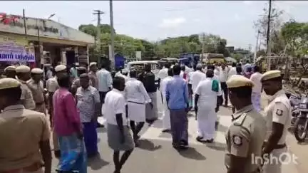 தரங்கம்பாடி: சங்கரன்பந்தல் கடைவீதியில் பாதிக்கப்பட்ட சம்பா நெற்பயிருக்கு நிவாரணம் வழங்காததைக் கண்டித்து  விவசாயிகள் சாலை மறியல் 50க்கும் மேற்பட்டோர் கைது