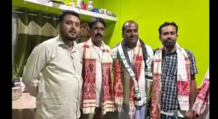 চেঙা: চেঙাত গোমাফুলবাৰী ব্লক কংগ্ৰেছৰ সাধাৰণ সম্পাদক সহ কেবাগৰাকী কংগ্ৰেছীয়ে বিধায়কৰ উপস্থিতিত এআইইউডিএফ দলত যোগদান কৰে