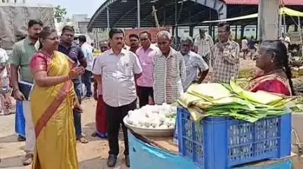 திருச்செங்கோடு: ₹4.31 கோடி மதிப்பீட்டில் திருச்செங்கோட்டில் கட்டப்பட்டுள்ள புதிய வாரச்சந்தை வளாகத்தை கலெக்டர் உமா ஆய்வு