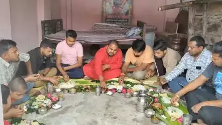 आज धीरज रंजन के आवास पर सिरुवा उत्सव के पावन अवसर पर अपने दोस्तों के साथ भोजन करते हुए! युवा नेता हृदयनगर पंचायत धीरज रंजन #reelsviralシ #followers