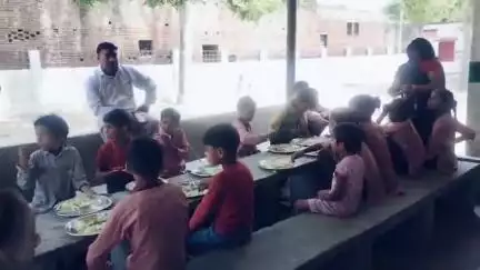 #badaun -ग्राम प्रधान पति ने प्रधानाध्यापक को पीटा, मिड डे मील में फल वितरण को लेकर पीटा #uttarpradesh #national #viral
