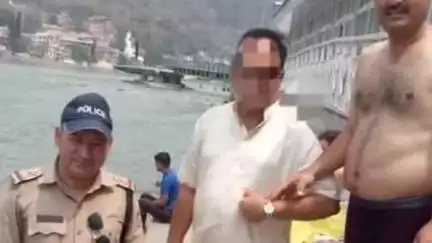 यमकेश्वर: लक्ष्मणझूला पुलिस ने पर्यटक की महंगी घड़ी को ढूंढकर किया सुपुर्द, पर्यटक ने जताया पुलिस का आभार