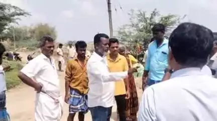 குறிஞ்சிப்பாடி: கறி வெட்டி கிராமத்தில் நிலம் கையகப்படுத்துவதற்கு எதிர்ப்பு தெரிவித்து அதிகாரிகளின் வாகனங்களை சிறைபிடித்து கிராம மக்கள் போராட்டம்