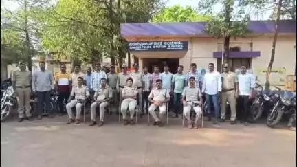 ಸಂಡೂರು: ಸಂಡೂರು ಪೊಲೀಸ್ ಠಾಣಾ ವ್ಯಾಪ್ತಿಯಲ್ಲಿ ಬೈಕ್ ಕಳ್ಳತನ ಮಾಡುತ್ತಿರುವ ಮೂರು ಆರೋಪಿಗಳು  ಬಂಧನ