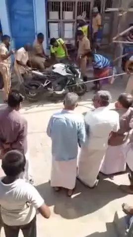 கடையநல்லூர்: கடையநல்லூர் பரசுராமன் தெருவில் இருசக்கர வாகனத்தில் ஓய்வெடுத்த ஆறடி பாம்பு மீட்பு