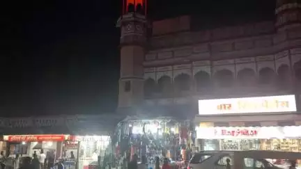 खंडवा रेलवे स्टेशन सामने पार्वती बाई की धर्मशाला की घड़ी विगत कई महीनो से गलत समय बता रही है आखिर इस तरफ ध्यान कब जाएगा