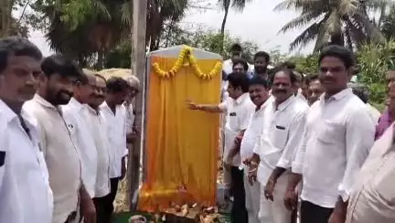 పెద్దపూడి మండలంలో పలు గ్రామాల్లో సిసి రోడ్ల నిర్మాణానికి శంకుస్థాపన చేసిన ఎమ్మెల్యే నల్లమిల్లి