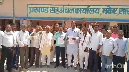 मकेर: मकेर प्रखंड कार्यालय पर पंचायत प्रतिनिधियों का प्रदर्शन, अधिकार बहाली की मांग