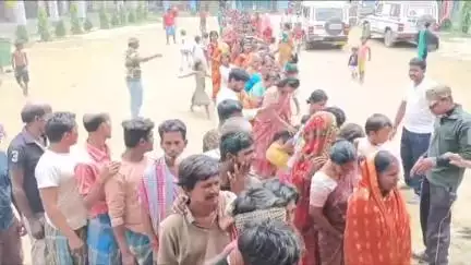 কালিয়াচক ৩: নববর্ষের দিন বাড়িঘর ছাড়া পারলালপুরে আশ্রিতদের নতুন বস্ত্র তুলে দিল ভারত সেবাশ্রম সংঘ