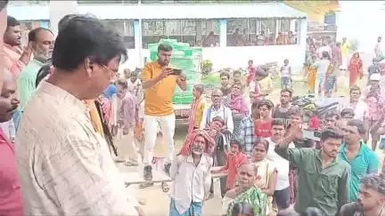 কালিয়াচক ৩: পারলালপুর এলাকায় আশ্রিত গৃহহীনদের সাথে দেখা করলেন উত্তর মালদা কেন্দ্রের বিজেপি সাংসদ খগেন মুর্মু