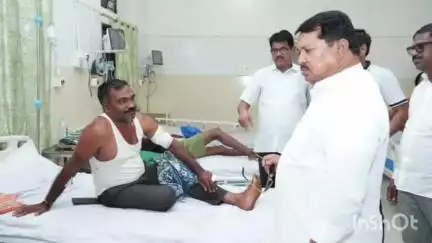 ब्रह्मपूरी: नांदगाव येथे बिबट्याच्या हल्ल्यात गंभीर जखमी झालेल्या रुग्णांची आमदार विजय  वडेट्टीवार यांनी घेतली भेट