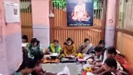 अक्कलकोट: श्री स्वामी समर्थांच्या १४७ व्या पुण्यतिथी निमित्त वटवृक्ष मंदिरात सामुदायिक पारायण सेवेस प्रारंभ...