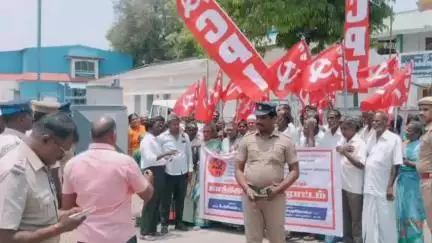 மேல்மலையனூர்: மேல்மலையனூர் ஊராட்சி ஒன்றிய அலுவலகம் முன்பு cpi கட்சினர் காத்திருப்பு போராட்டம்