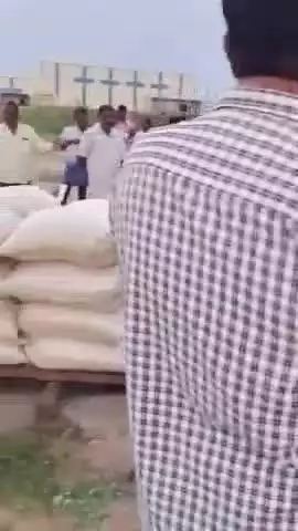మూసాపేట: మూసాపేట మండల కేంద్రంలోని వేముల గ్రామంలో  భారీ వర్షం ఈదురుగాలులకు మహిళ మృతి