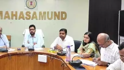 महासमुंद कलेक्टर ने बैठक में कहा- जिन ग्रामों में अवैध रेत खनन की शिकायत आ रही है उनको तत्काल नोटिस जारी करें