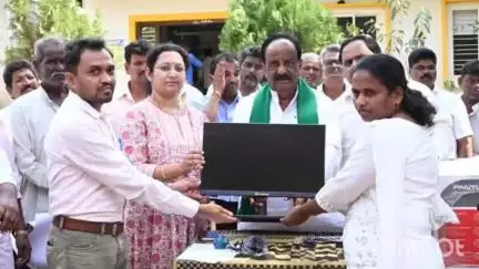 ನವಲಗುಂದ: ಪಟ್ಟಣದಲ್ಲಿ ಗ್ರಾಮ ಪಂಚಾಯಿತಿಯ ವಿ ಆರ್ ಡಬ್ಲ್ಯೂ ಸಿಬ್ಬಂದಿಗಳಿಗೆ ಲ್ಯಾಪ್ಟಾಪ್ ವಿತರಣೆ