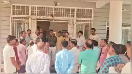 नलखेड़ा: नलखेड़ा में जैन समाज जनों ने तहसीलदार को सौंपा ज्ञापन, जैन संतों पर हमले से समाजजन नाराज