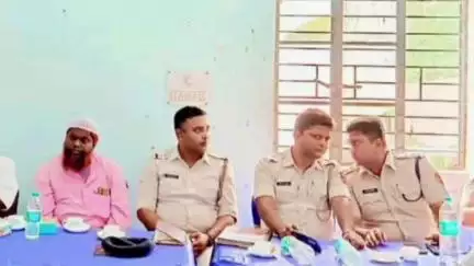 করিমপুর ১: করিমপুর থানার পক্ষ থেকে এলাকার ইমাম ও বিভিন্ন সংগঠনের নেতৃত্বদের সঙ্গে ওয়াকফ আন্দোলন নিয়ে বিশেষ আলোচনা সভা