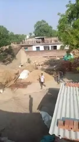 Gadi Manikpur राजू यादव व खुशहाल सुतगण हरिकेश यादव जो अपनी दबंगई व सरहंगई के बल पर जबरन अवैध कब्जा व निर्माण कर रहे है ऐ