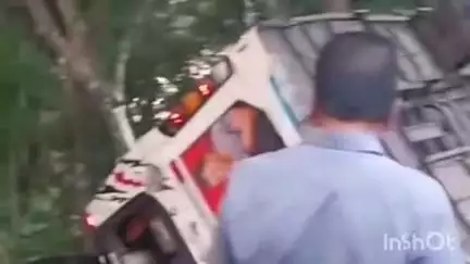 കാഞ്ഞിരപ്പള്ളി: കണമല അട്ടിവളവിൽ കർണാടകയിൽ നിന്നുള്ള ശബരിമല തീർത്ഥാടകർ സഞ്ചരിച്ച ബസ് മറിഞ്ഞ് ഒരാൾ മരിച്ചു