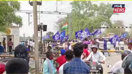 भीमवादीओ ने चलते ट्रेन को रोक दिया | Ambedkar jainti 2025 | ट्रेन पर बांधा गया झंडा |