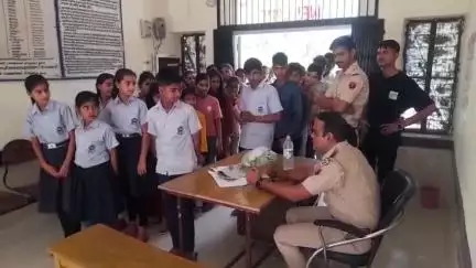राजस्थान पुलिस स्थापना दिवस के अवसर पर अयाना पुलिस थाने पर स्कूली बच्चों ने जानी पुलिस कार्य प्रणाली