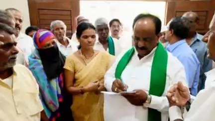ನವಲಗುಂದ: ನವಲಗುಂದದಲ್ಲಿ ಜನತಾ ದರ್ಶನ ನಡೆಸಿದ ಶಾಸಕ ಎನ್.ಎಚ್.ಕೋನರಡ್ಡಿ