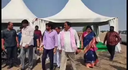 ఎల్కతుర్తి: చింతలపల్లిలో ఈనెల 27న జరిగే రజతోత్సవ సభ ఏర్పాట్లను పరిశీలించిన మాజీ మంత్రులు ఎర్రబెల్లి, సత్యవతి రాథోడ్