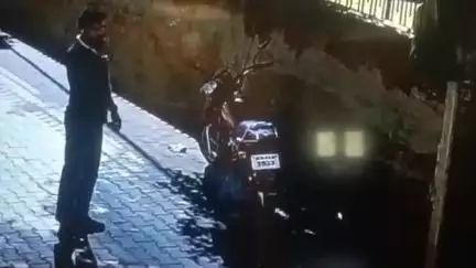 एलेनाबाद: शहर के चौ. देवीलाल पार्क के बाहर से बाइक चोरी का सीसीटीवी फुटेज आया सामने, पुलिस ने जांच की शुरू