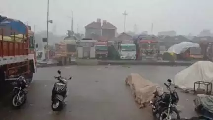 அமைந்தகரை: கோயம்பேடு மார்கெட்டில் குளம் போல் தேங்கிய மழை நீர், வியாபாரிகள் அவதி