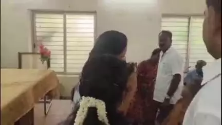 சத்தியமங்கலம்: புஞ்சைப் புளியம்பட்டி நகராட்சி அலுவலகத்தில் புதிதாக நவீன வார சந்தைக்கு ஆலோசனை கூட்டம் நடைபெற்றது
