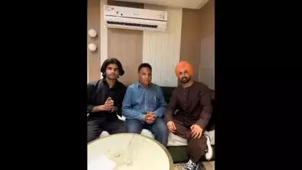ਮਲੇਰਕੋਟਲਾ: ਮਲੇਰਕੋਟਲੇ ਦੇ ਰਹਿਣ ਵਾਲੇ ਤੇਰੇ ਮੇਰੇ ਪਿਆਰ ਨੂੰ ਨਜ਼ਰ ਲੱਗ ਜਾਵੇ ਨਾ ਗੀਤ ਦੇ ਰਾਈਟਰ ਦਰਦ ਹਸੀਬ ਨੂੰ ਮਿਲੇ ਪੰਜਾਬੀ ਗਾਇਕ ਦਿਲਜੀਤ ਦੋਸਾਂਝ
