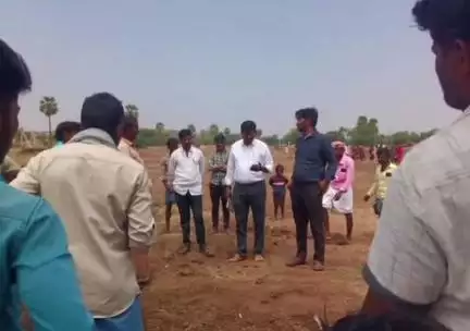ಸಿರವಾರ: ಬುಳ್ಳಾಪುರ ಗ್ರಾಮದ ನರೇಗಾ ಕಾಮಗಾರಿ ಸ್ಥಳಕ್ಕೆ ತಾ.ಪಂ ಕಾರ್ಯನಿರ್ವಕ ಅಧಿಕಾರಿ ಭೇಟಿ, ಪರಿಶೀಲನೆ