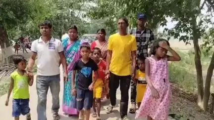 কালিয়াচক ৩: পারলালপুর হাই স্কুলে শরণার্থী শিবিরে থাকা আক্রান্তদের সঙ্গে ধুলিয়ান থেকে দেখা করতে গেলেন আত্মীয়রা