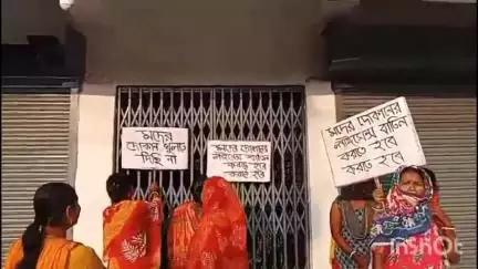ফাঁসিদেওয়া: রানিডাঙায় রাজ্য সড়কের ওপর খুলেছে লাইসেন্স প্রাপ্ত মদের দোকান, পথ অবরোধ করে স্থানীয় মহিলাদের বিক্ষোভ #jansamasya