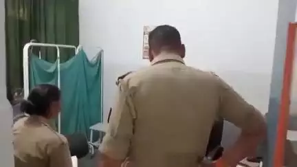 उत्तरप्रदेश के रामपुर में 10 साल की लड़की से दरिंदगी की सारी इंतेहा पार हो गईं। ये लड़की कल रात लापता हुई। आज सुबह खेत में बिना कपड़ों के मिली। अस्पताल में इलाज चल रहा है। आरोपी की तलाश जारी है।

#जंगलराज