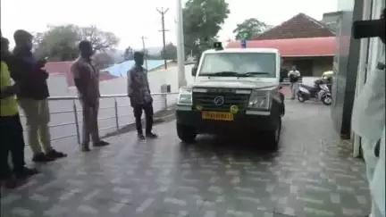 வால்பாறை: மானாம்பள்ளி அருகே இரண்டு வட மாநிலத்தவரை தாக்கிய காட்டெருமை