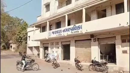 જસદણ: જસદણ નગરપાલિકા વિસ્તારમાં બિનકાયદેસર બિલ્ડીંગો ખડકી દેવામાં આવતા બાંધકામ સમિતિના ચેરમેન સોનલબેન વસાણીની લેખિતમાં રજૂઆત